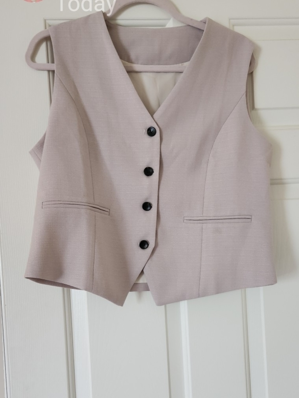 Womens Sleeveless Button-Front Vest in Light Mauve